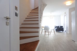 Romantisches Apartment, 2 Schlafzimmer, Küche, Meerblick | 2 Schlafzimmer, laptopgeeigneter Arbeitsplatz, Verdunkelungsvorhänge