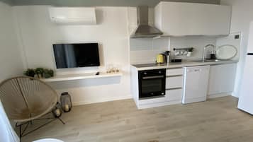 Full-size fridge, stovetop, dishwasher, electric kettle