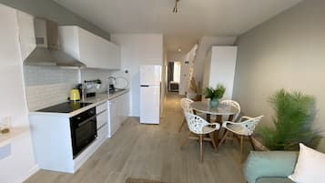 Full-size fridge, stovetop, dishwasher, electric kettle