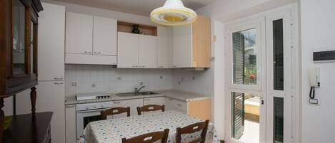 冷蔵庫、オーブン、ダイニングテーブル