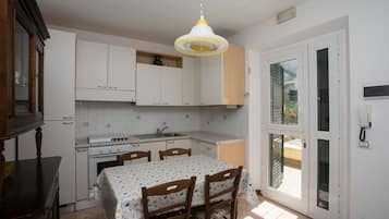 Réfrigérateur, four, tables à manger