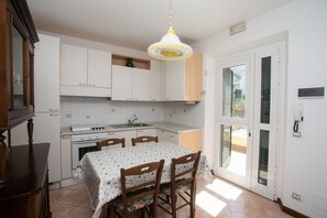 Fridge, oven, dining tables - S202 - Sirolo, new two-room apartment convenient to services (Sirolo)