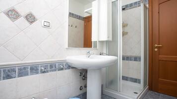 Douche, bidet, serviettes fournies