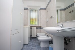 Doccia, bidet, asciugamani