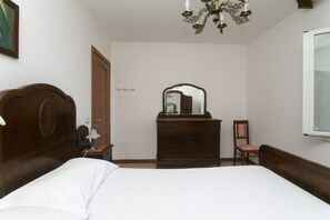 1 bedroom, bed sheets