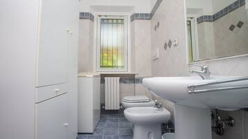 Douche, bidet, serviettes fournies