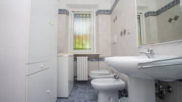 Shower, bidet, towels