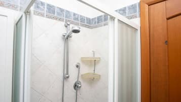Doccia, bidet, asciugamani