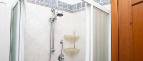 Shower, bidet, towels