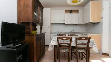 Fridge, oven, dining tables