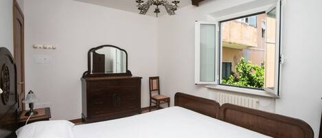 1 bedroom, bed sheets