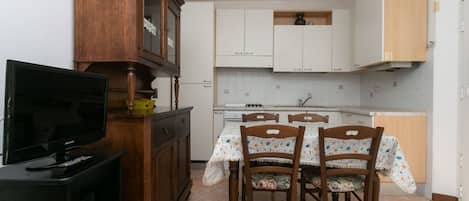 Réfrigérateur, four, tables à manger