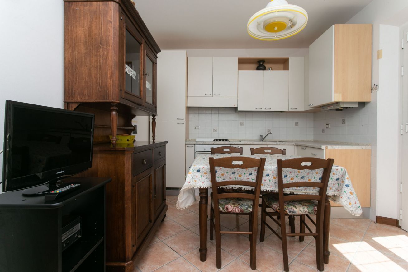 Kühlschrank, Ofen, Esstisch