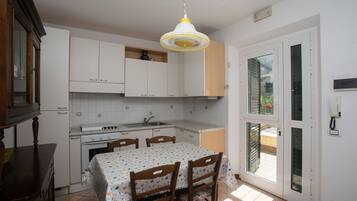 Refrigerador, horno, mesa de comedor