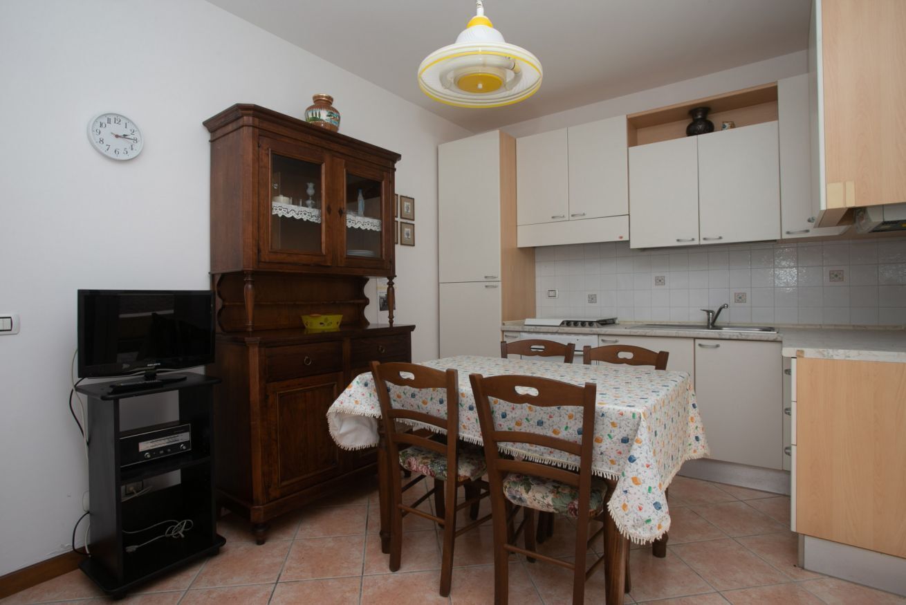 Frigorifero, forno, tavolo da pranzo