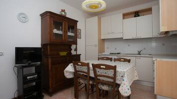 Réfrigérateur, four, tables à manger