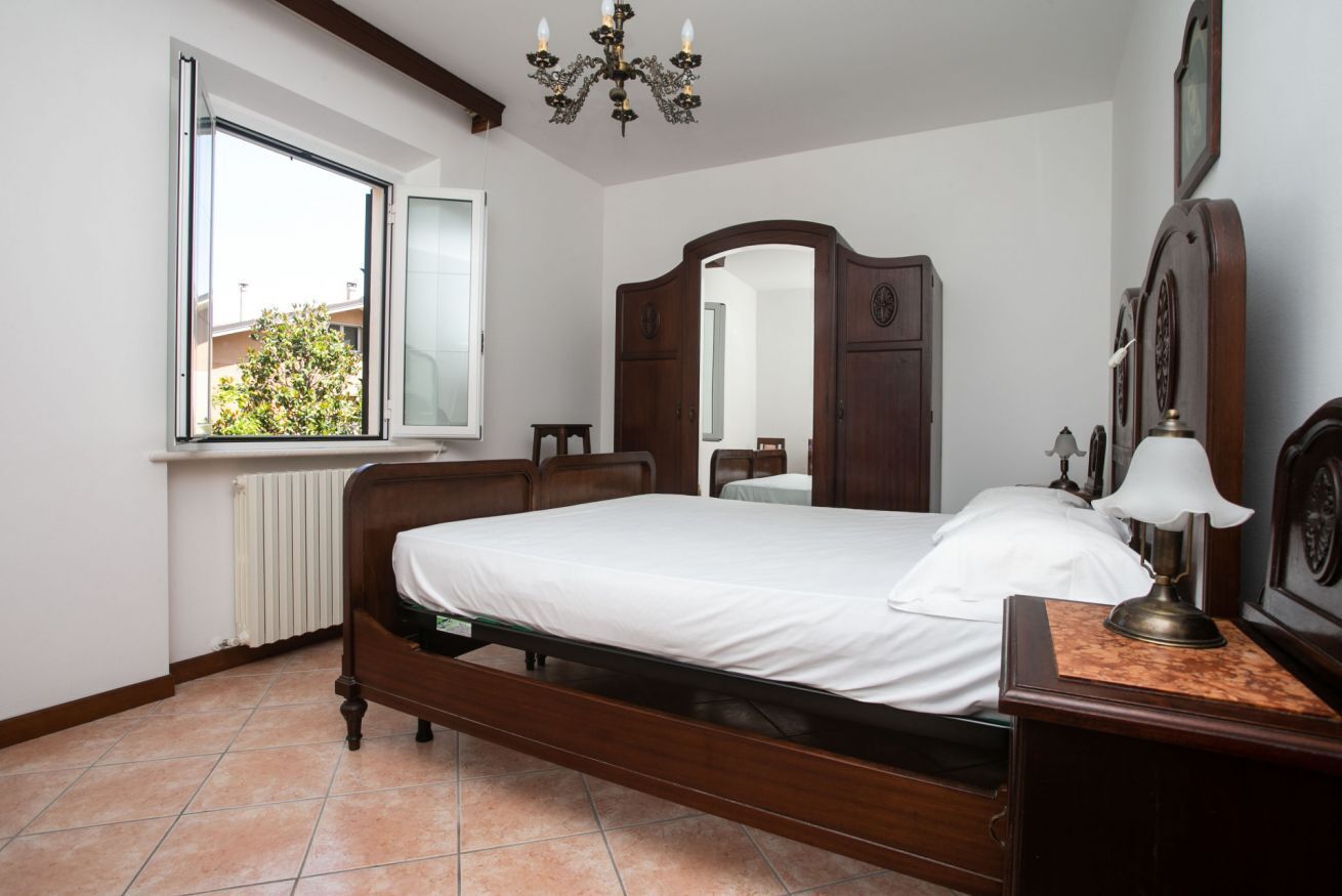 1 bedroom, bed sheets