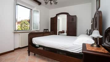 1 bedroom, bed sheets