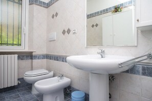 Dusche, Bidet, Handtücher