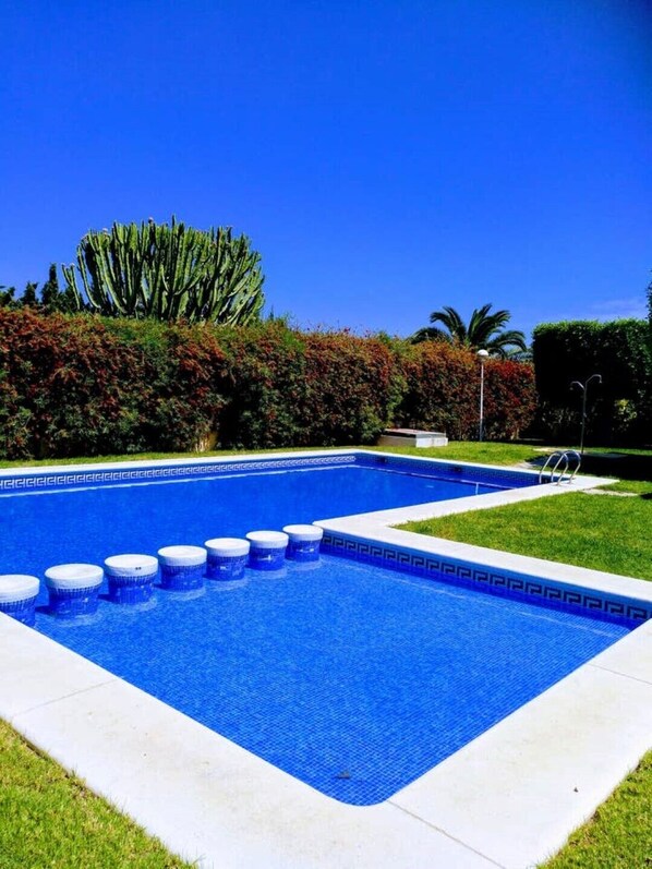 Una piscina al aire libre