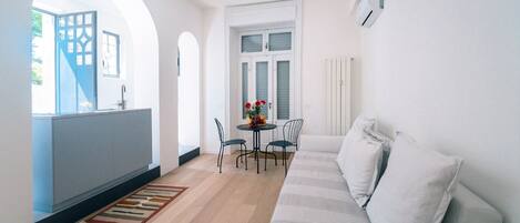 Standard-Apartment, 1 Schlafzimmer | Wohnbereich | Flachbildfernseher