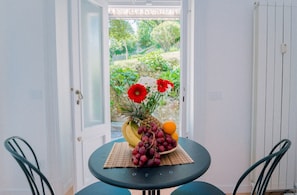 Standard-Apartment, 1 Schlafzimmer | Essbereich im Zimmer