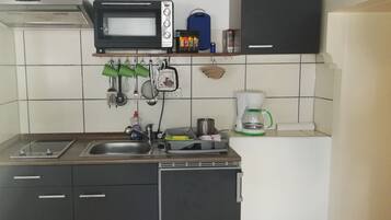 Kühlschrank, Mikrowelle, Herdplatte, Wasserkocher mit Kaffee-/Teezubehör
