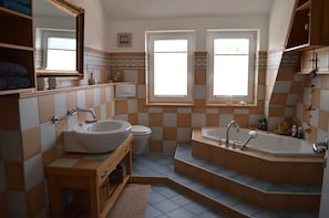 Duschwanne, Haartrockner, Handtücher, Toilettenpapier