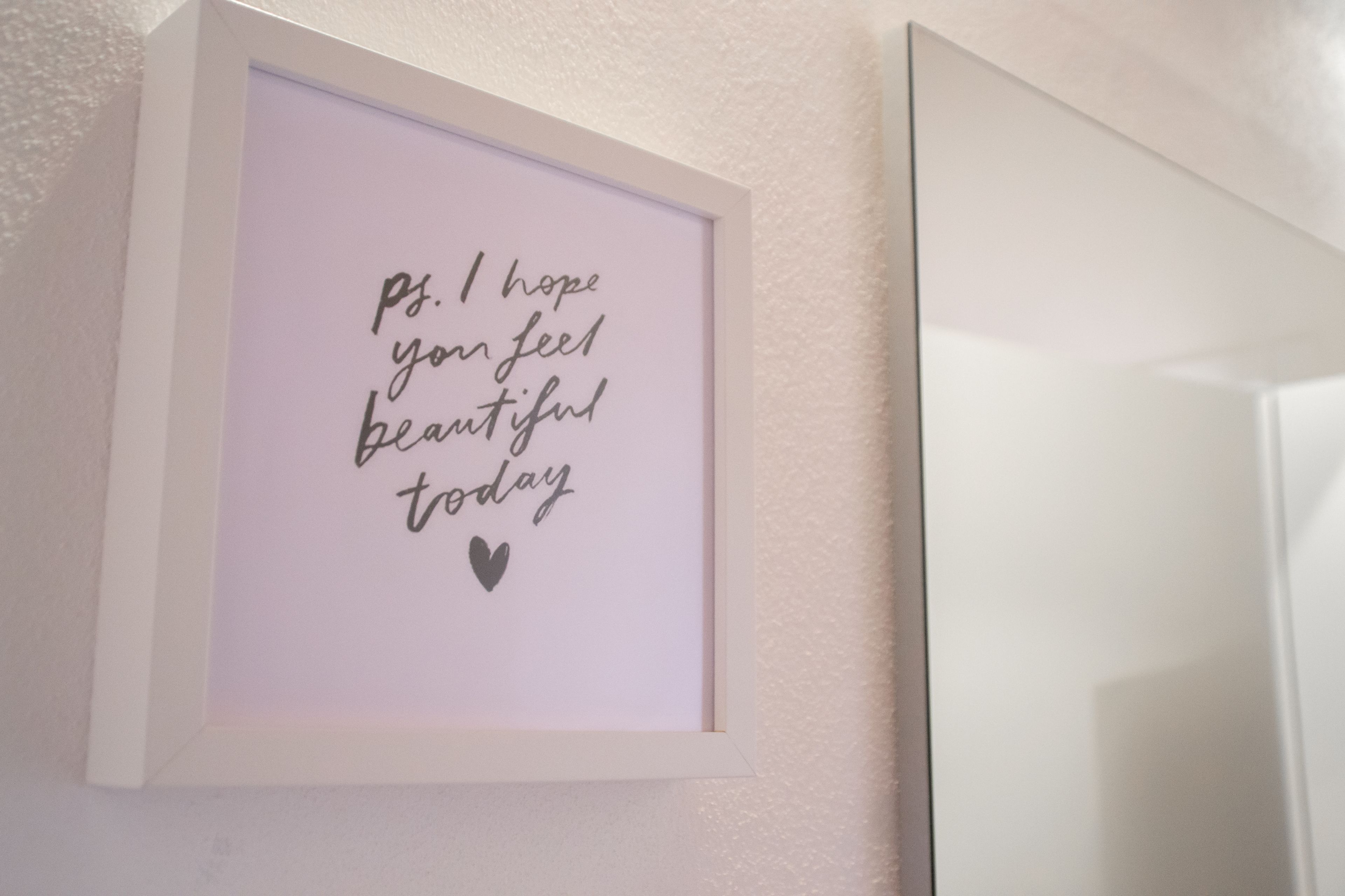 Una cita inspiradora enmarcada en una pared.
