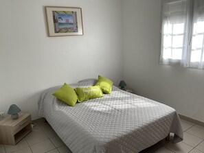 1 habitación, tabla de planchar con plancha y cuna de viaje 