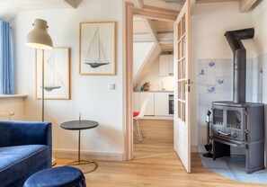 Fernseher, Kamin, Bücher