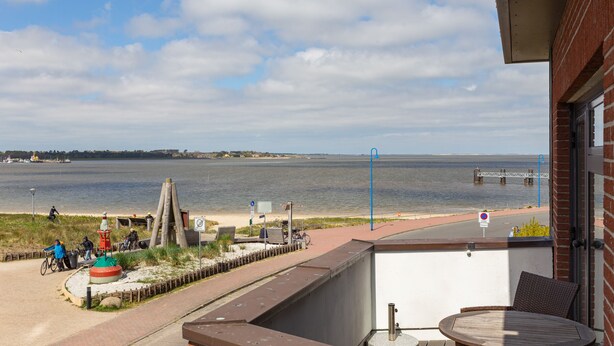 A balcony with a view of a beach and the sea. - Large apartment - very illuminated, Wi-Fi, ocean view, close to the beach and ni (Wittdün)