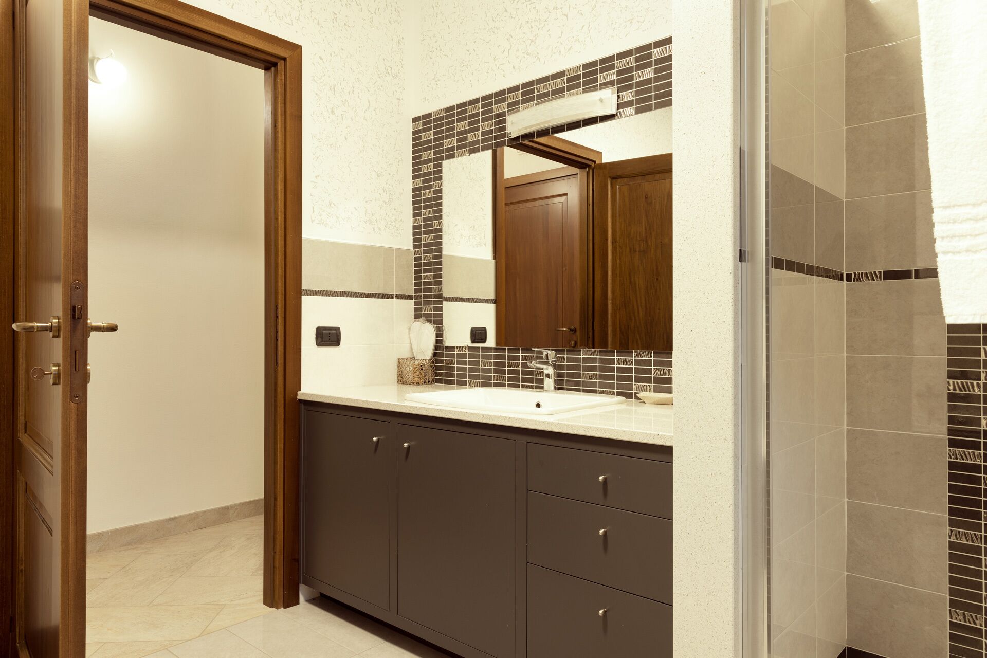 Ein Badezimmer mit Waschbecken, Spiegel und Schrank.