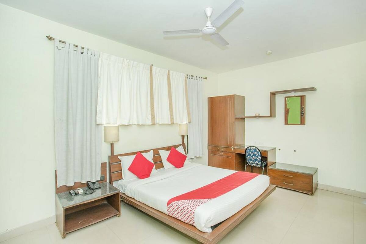 Habitación doble Deluxe, vista a la ciudad | 1 habitación, caja de seguridad en la habitación y escritorio