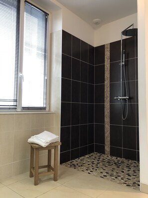 Badewanne, Haartrockner, Handtücher, Seife