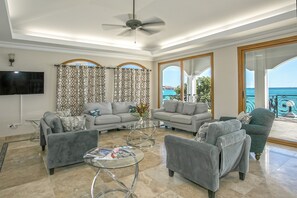 TV, stereo - Beautiful 6 bedroom Villa on the popular white sandy beach of Simpson bay (Simpson Bay)