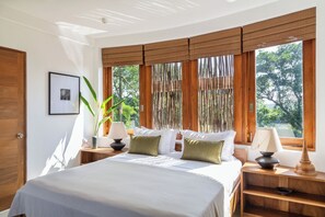 Tri Tower Bedroom | Una cassaforte in camera, una scrivania, Wi-Fi gratuito, lenzuola