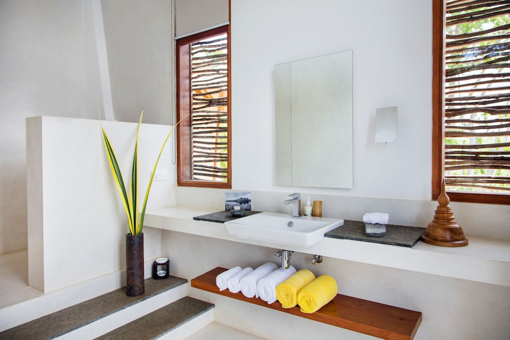 Tri Ahangama by null