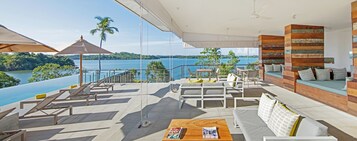 Bar junto a la piscina