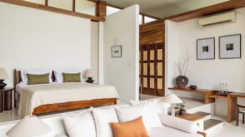 Lake Villa with Plunge Pool | Cofres nos quartos, escrivaninha, Wi-Fi de cortesia, roupa de cama