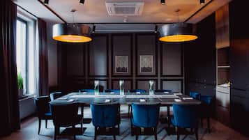 2 bars/lounges
