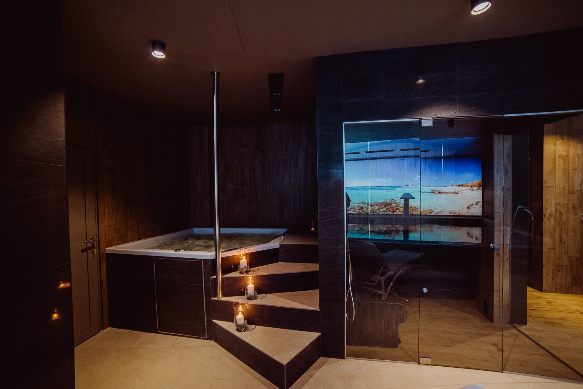 Indoor pool, sun loungers