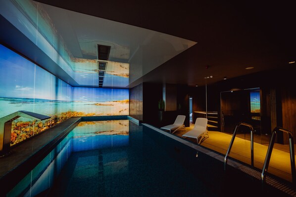 室內游泳池，提供日光浴躺椅