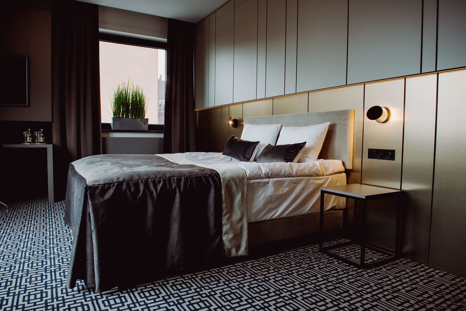 deluxe room | 1 bedroom, in-room safe, desk, soundproofing