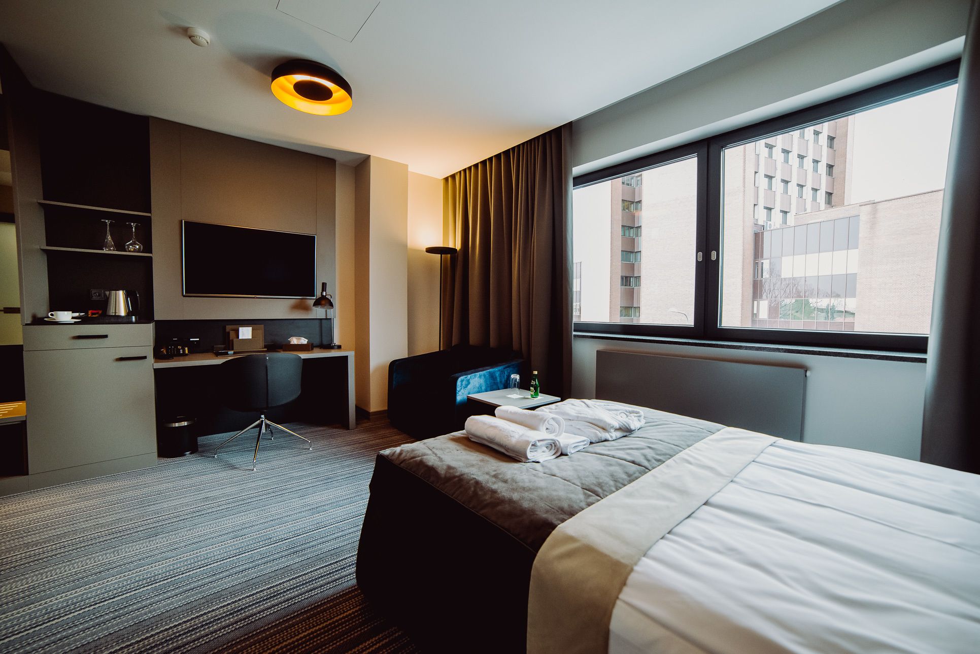 standard double room | living room | flat-screen tv