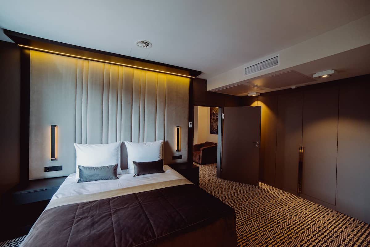 studio suite, jetted tub | extra beds