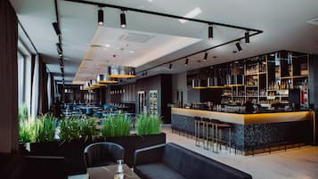2 bars/lounges