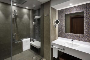 Shower, pancuran hujan, pengering rambut, dan jubah mandi
