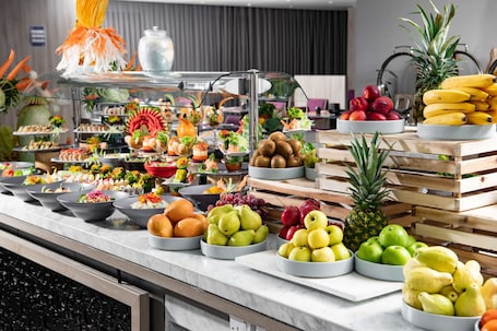 Breakfast and dinner served . Park Inn by Radisson Makkah Aziziyah