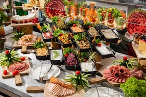 Un buffet proposant une variété de plats et d’éléments de décoration.